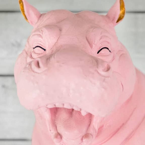 Leende flodhest – rosa figur med gulldetaljer – bilde 3